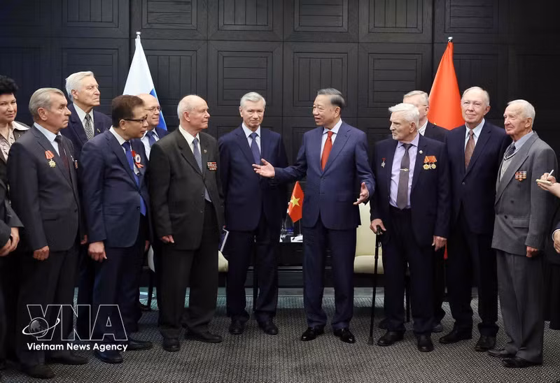Vietnam's Top Leader Meets Russian Veterans, Emphasizing Enduring Friendship