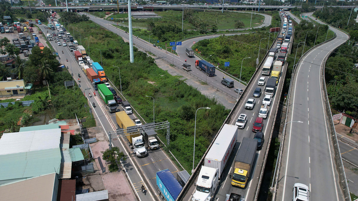 ホーチミン市東部で大型トラックの積荷落下、5kmの大渋滞発生