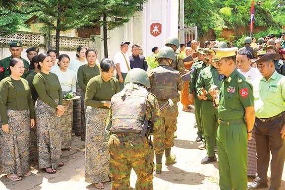 People welcome back frontline Tatmadaw members in Monghsat