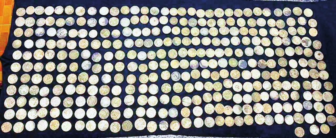 ピュー時代の銀貨333枚とコンバウン時代の合金板328枚が考古学局へ引き渡される
