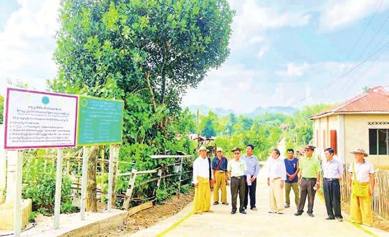 フセイン町で村開発プロジェクトによる砂利道建設が完了し視察