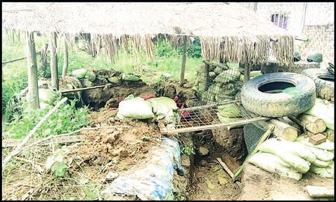 爆撃で損傷したサガイン移民事務所で修復作業が進む