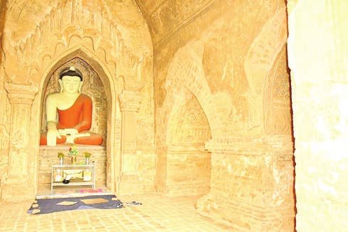 壁画のあるパンタク・マハーテーラ寺院が訪問者を待つ