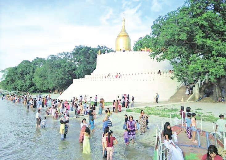 Tourists stream to Buu Pagoda Riverside for scenic wall, sunset glows