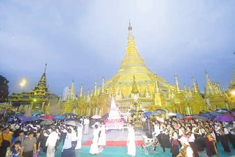 シュエダゴン・パゴダでタジンジュッ祭の灯明供養とアビダンマデーの儀式開催