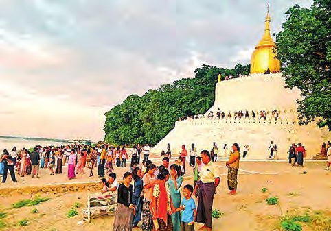 ピャイのシュエサンドーパゴダで仏供養祭開催