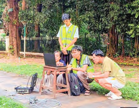 ワケマ郡で村のコンクリート道路建設の進捗状況を視察